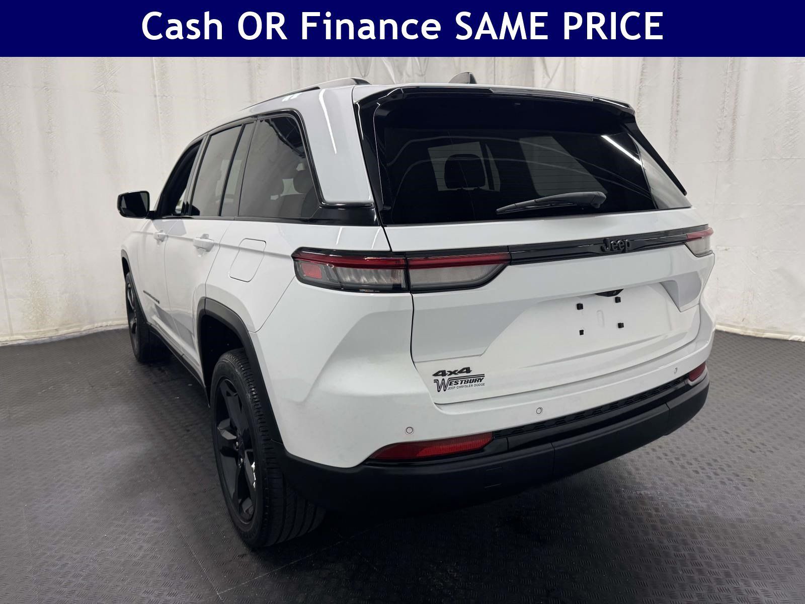 Used 2023 Jeep Grand Cherokee Altitude AWD/4WD image 8