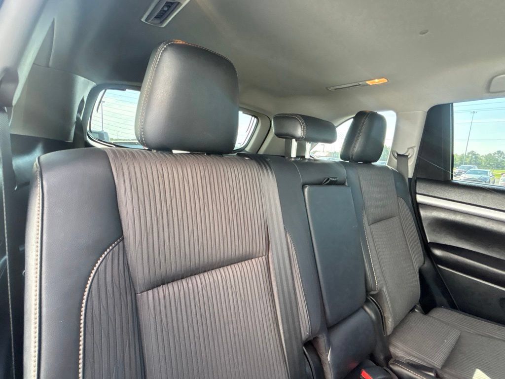 Used 2017 Toyota Highlander Plus FWD image 26