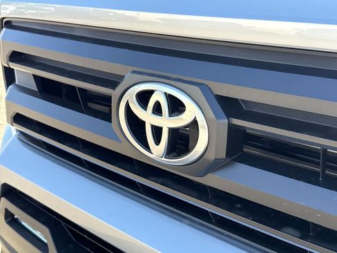 Certified 2025 Toyota Tacoma SR5 AWD/4WD image 32
