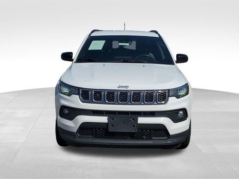 Used 2024 Jeep Compass Latitude AWD/4WD image 2