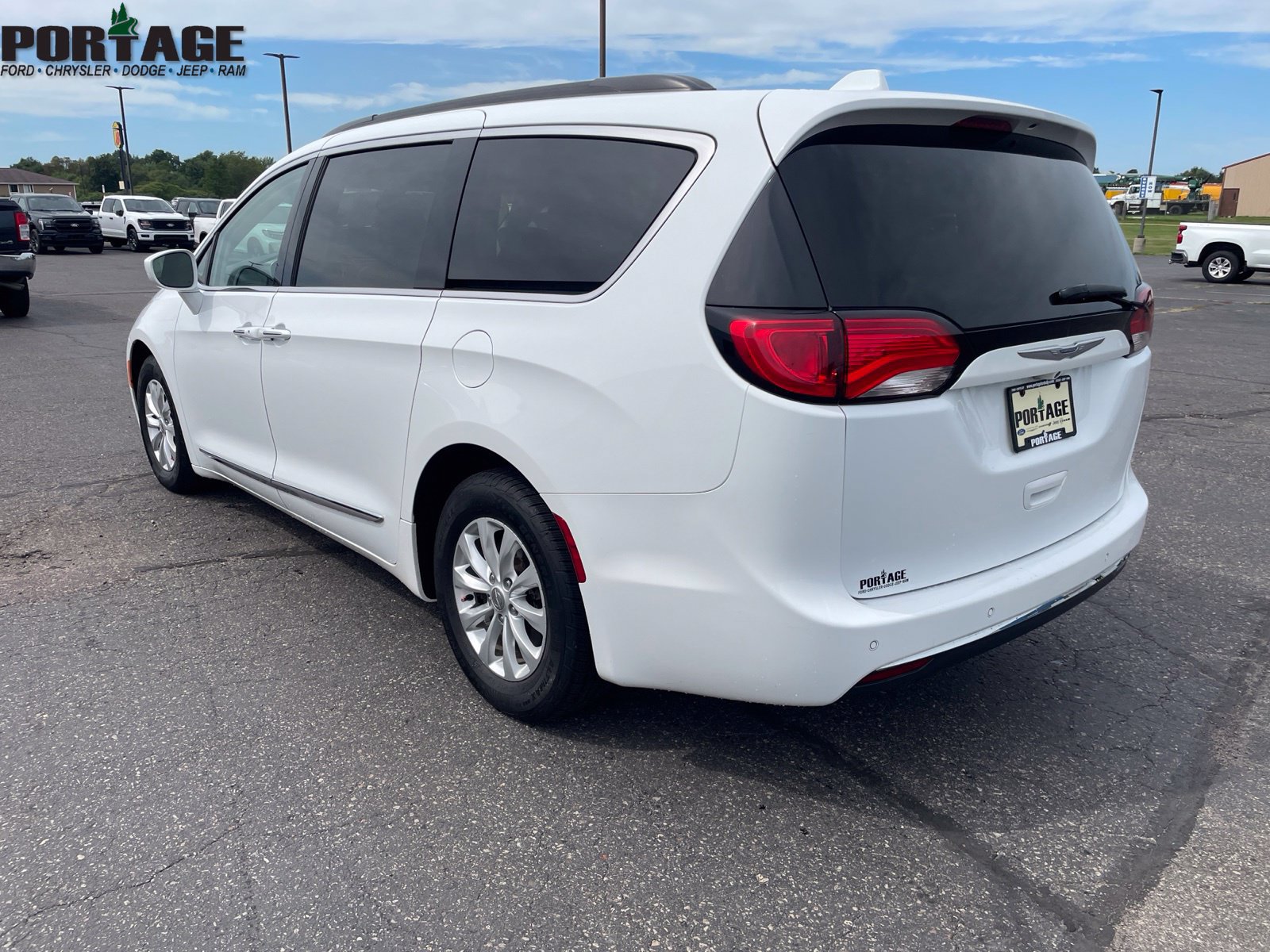 Used 2017 Chrysler Pacifica Touring-L FWD image 4