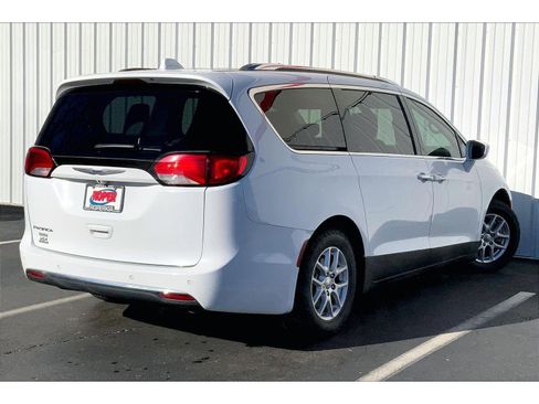 Used 2020 Chrysler Pacifica Touring-L image 10