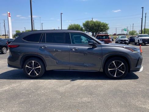 Used 2021 Toyota Highlander XSE image 3