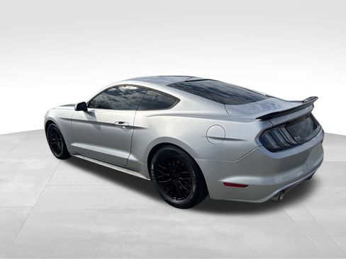 Used 2017 Ford Mustang Coupe image 3