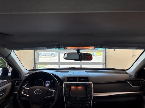 Used 2017 Toyota Camry SE w/ Moonroof Package FWD image 8