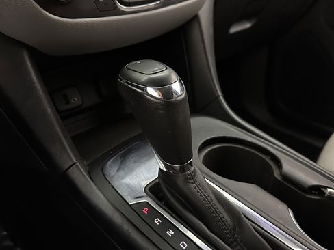 Used 2018 Chevrolet Equinox LS FWD image 13
