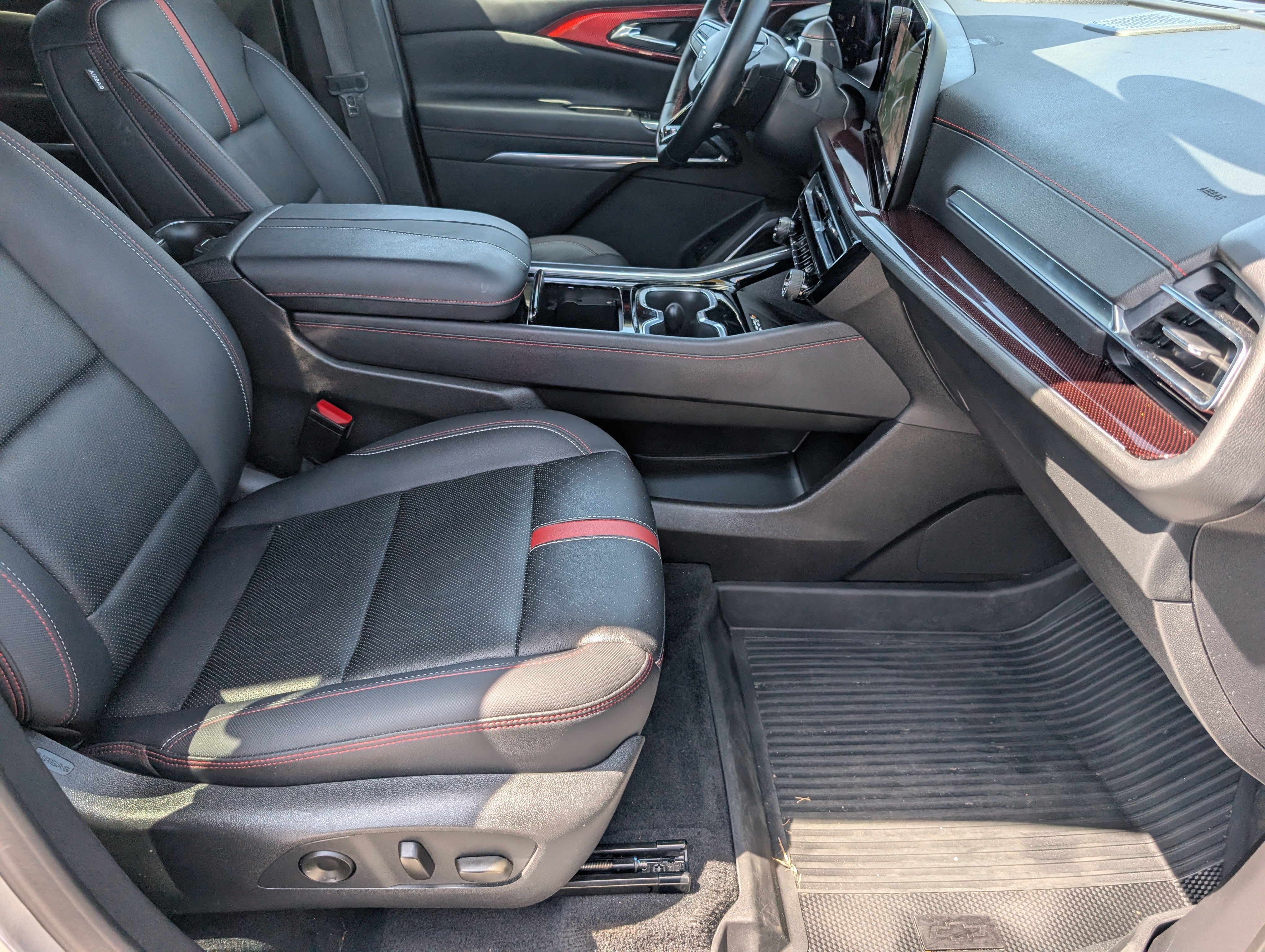 Used 2025 Chevrolet Traverse RS w/ LPO, Floor Liner Package FWD image 29