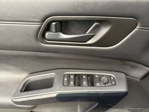 Used 2025 Nissan Pathfinder SV AWD/4WD image 13