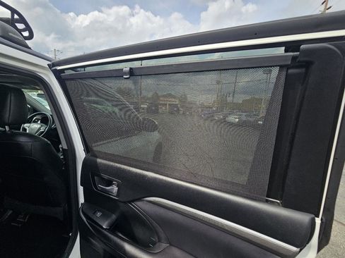 Used 2017 Toyota Highlander SE image 53