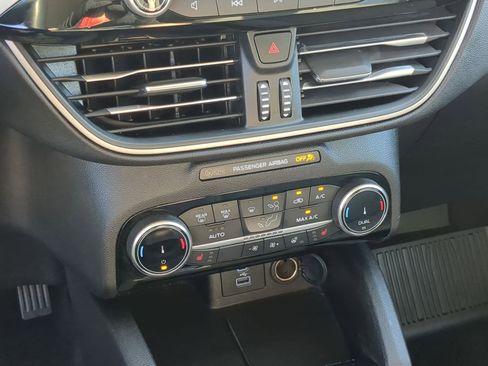 Used 2022 Ford Escape SE w/ SE Sport Appearance Package image 17