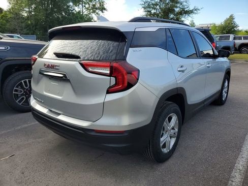 Used 2022 GMC Terrain SLE w/ Driver Convenience Package image 4