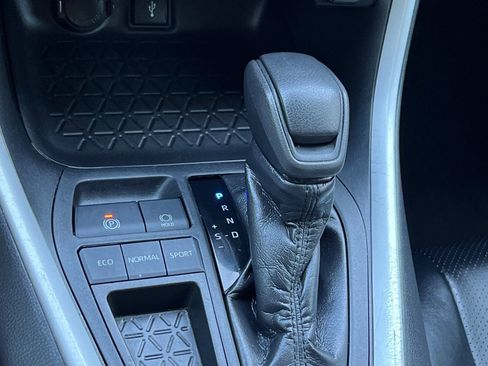 Used 2020 Toyota RAV4 XLE image 22