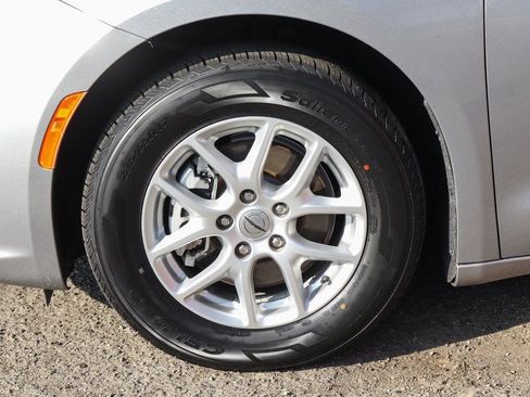 Used 2021 Chrysler Pacifica Touring-L image 48