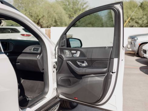 Used 2024 Mercedes-Benz GLS 450 4MATIC image 17