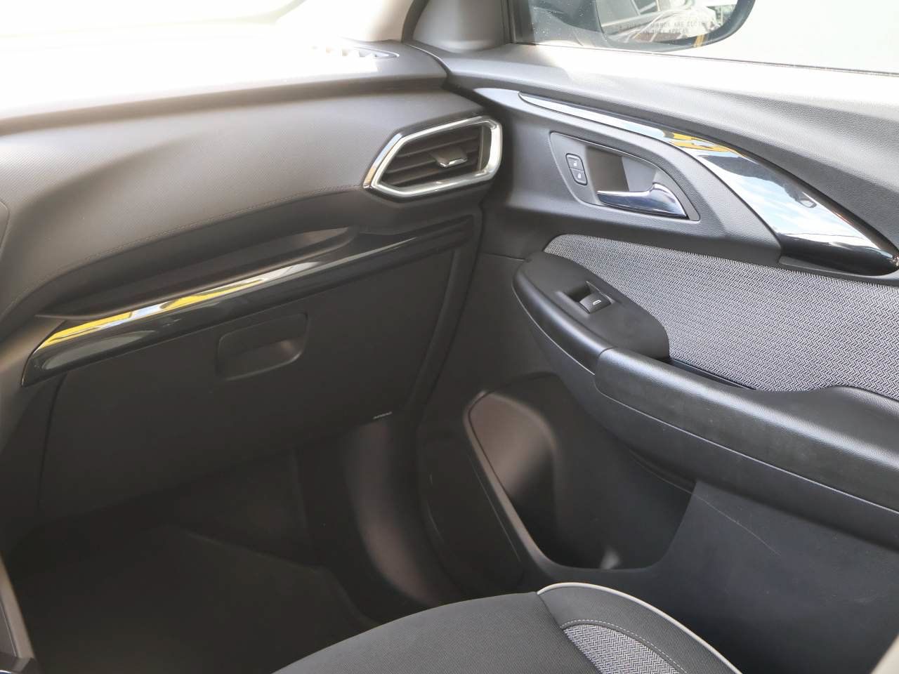 Used 2023 Chevrolet TrailBlazer LT FWD image 17