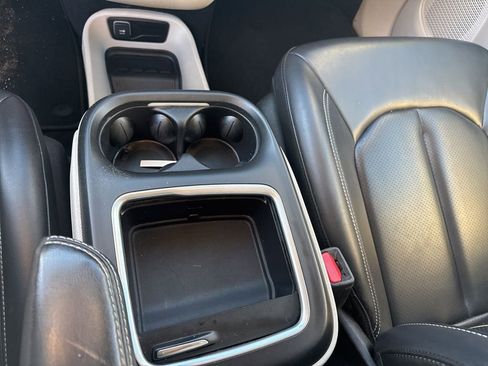 Used 2023 Chrysler Pacifica Touring-L image 18