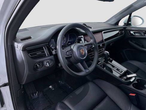 Certified 2025 Porsche Macan AWD/4WD image 4