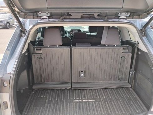Used 2022 Toyota Highlander LE image 9