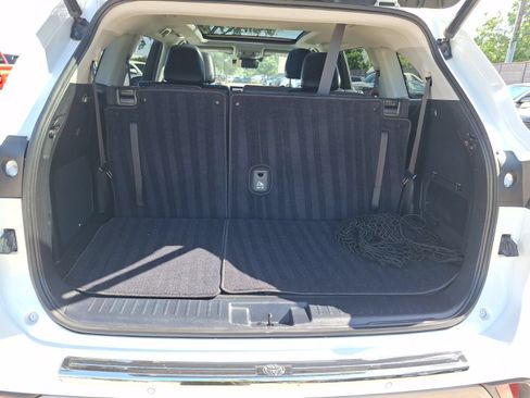 Used 2023 Toyota Highlander Platinum FWD image 37