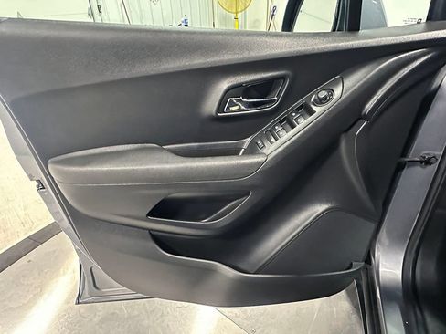 Used 2020 Chevrolet Trax LS FWD image 20