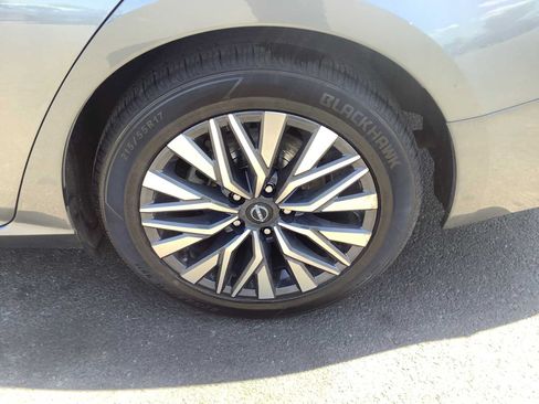Used 2024 Nissan Altima 2.5 SV FWD image 7
