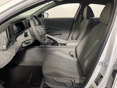Used 2025 Hyundai Elantra Hybrid FWD image 12