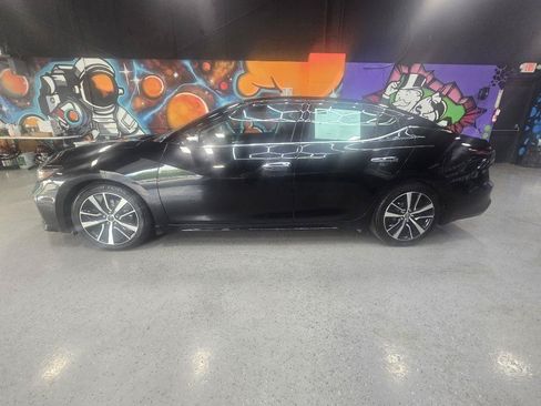 Used 2023 Nissan Maxima SL FWD image 2