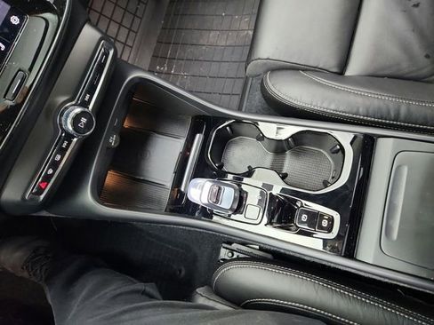 Certified 2023 Volvo XC40 B5 Ultimate w/ Protection Package Premier image 23