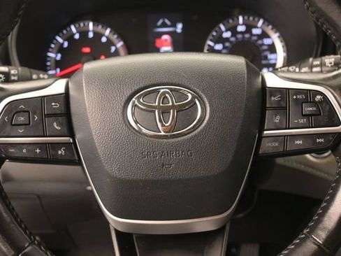 Used 2022 Toyota Highlander LE AWD/4WD image 29