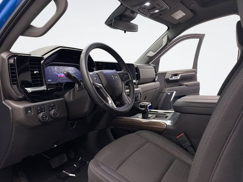 Used 2025 Chevrolet Silverado 1500 LT Trail Boss w/ Convenience Package II AWD/4WD image 10