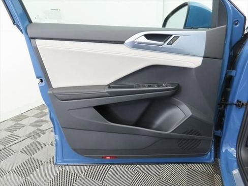 New 2026 Volkswagen Taos SE image 24