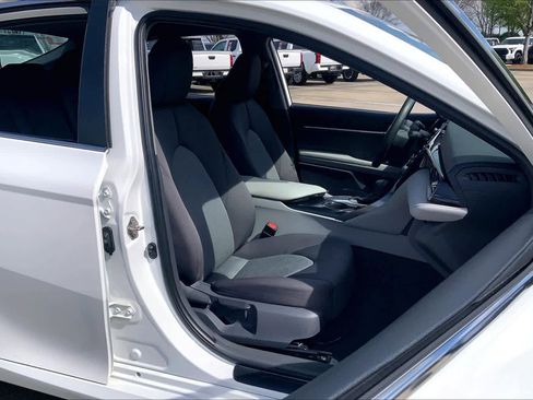 Used 2019 Toyota Camry LE image 9