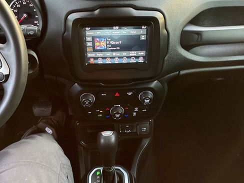 Used 2020 Jeep Renegade Latitude FWD image 25