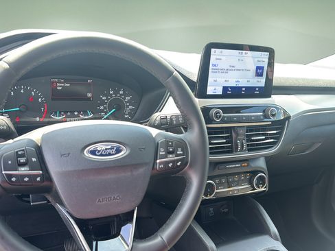 Used 2022 Ford Escape SE w/ SE Sport Appearance Package FWD image 17