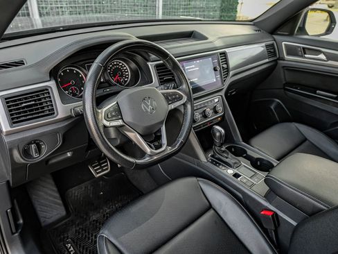 Used 2020 Volkswagen Atlas Cross Sport SE w/ Panoramic Sunroof Package FWD image 3