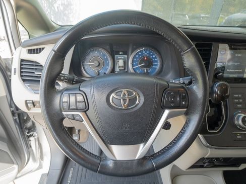 Used 2017 Toyota Sienna XLE Premium image 12