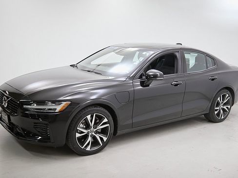 Certified 2022 Volvo S60 T8 R-Design image 6