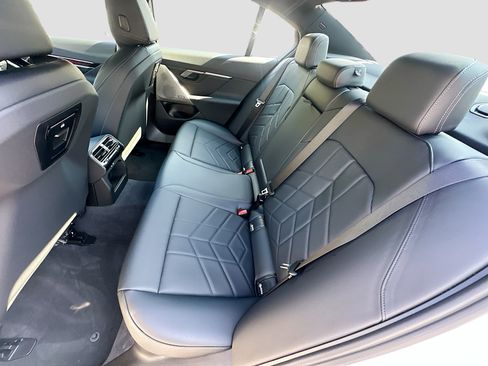 Used 2025 BMW i5 eDrive40i w/ Premium Package image 26