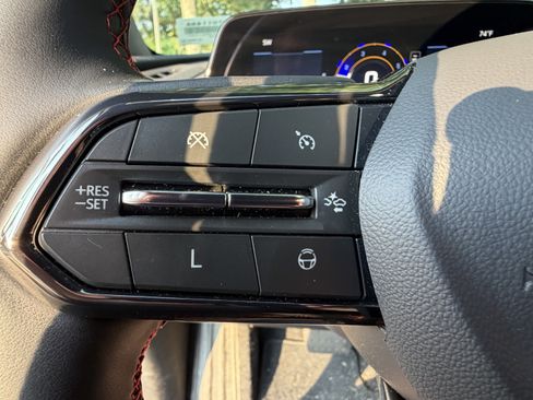 Used 2025 Chevrolet Traverse RS FWD image 19