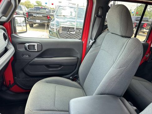 Used 2025 Jeep Wrangler Unlimited Sahara AWD/4WD image 22