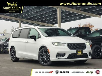 New 2026 Chrysler Pacifica Limited w/ S Appearance Package