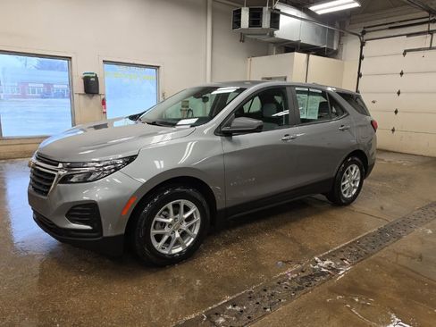 Used 2023 Chevrolet Equinox LS image 2