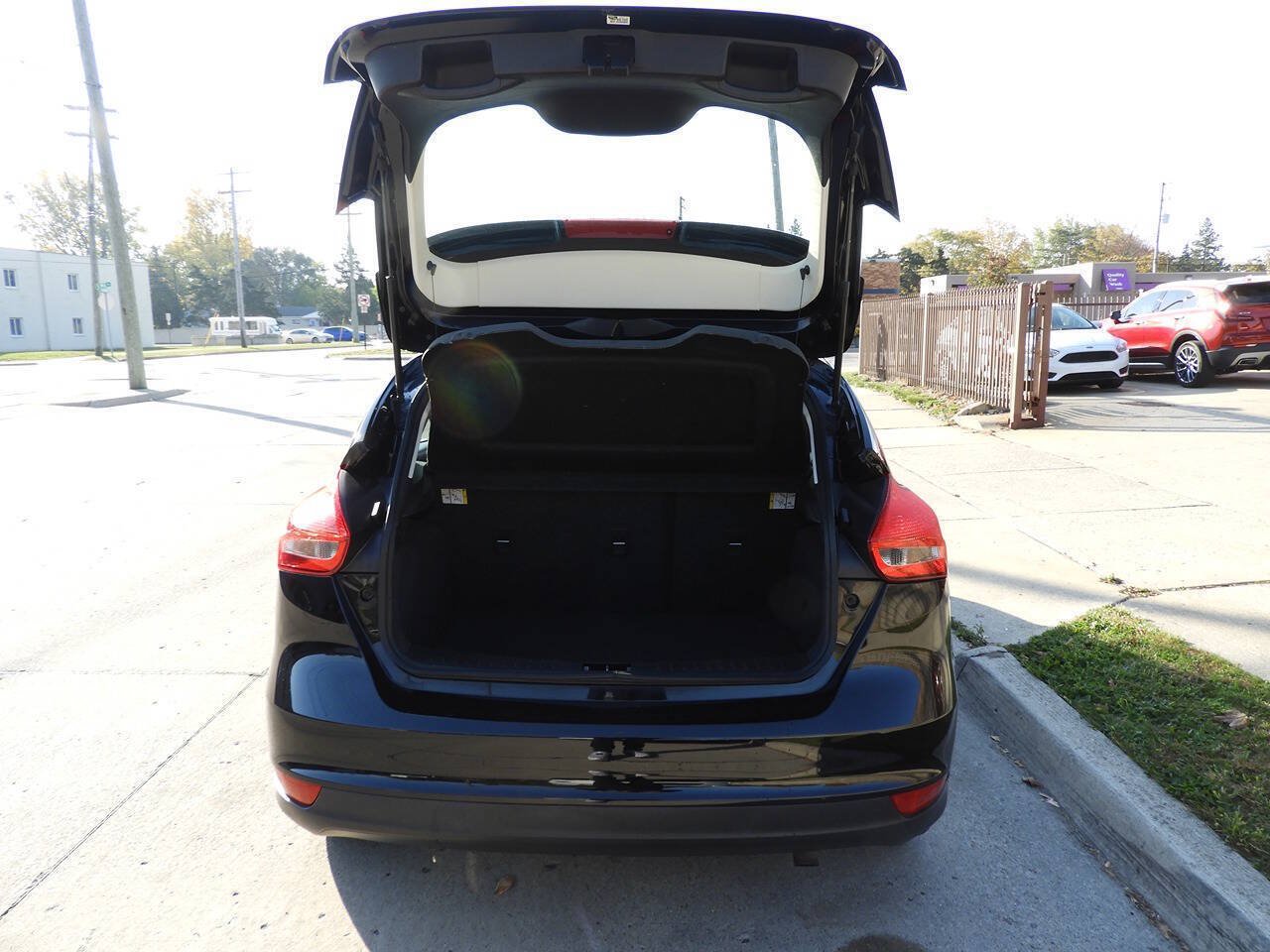 Used 2018 Ford Focus SE w/ Cold Weather Package FWD image 22