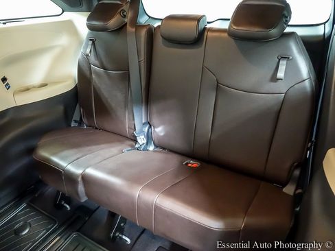 Used 2023 Toyota Sienna Platinum image 12