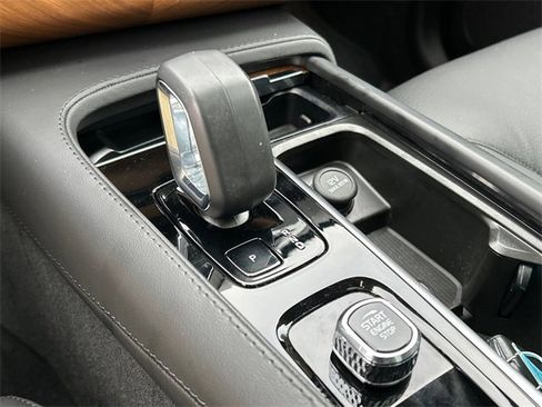 Used 2024 Volvo XC90 B6 Plus image 17