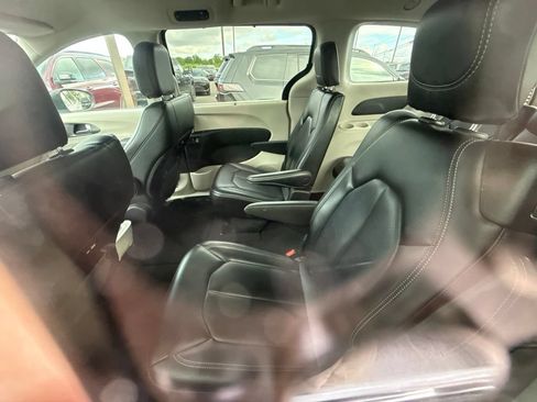 Used 2023 Chrysler Pacifica Touring-L FWD image 10