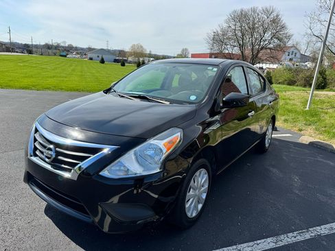 Used 2018 Nissan Versa SV image 2