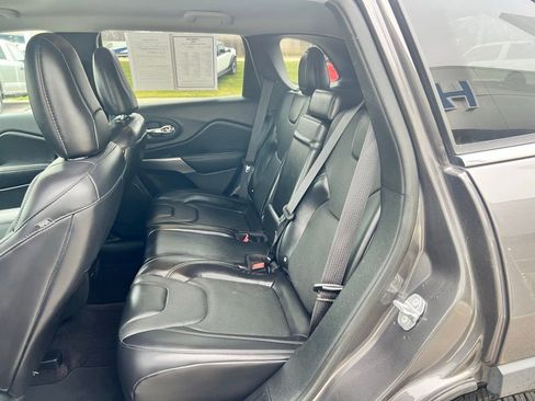 Used 2019 Jeep Cherokee Limited image 21