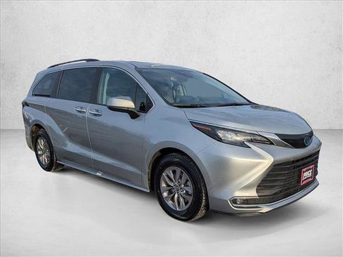 Used 2024 Toyota Sienna XLE image 3