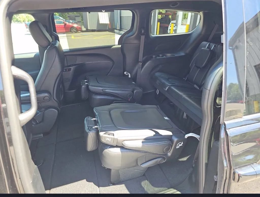 Used 2025 Chrysler Pacifica Select w/ Fav Edition Package FWD image 13